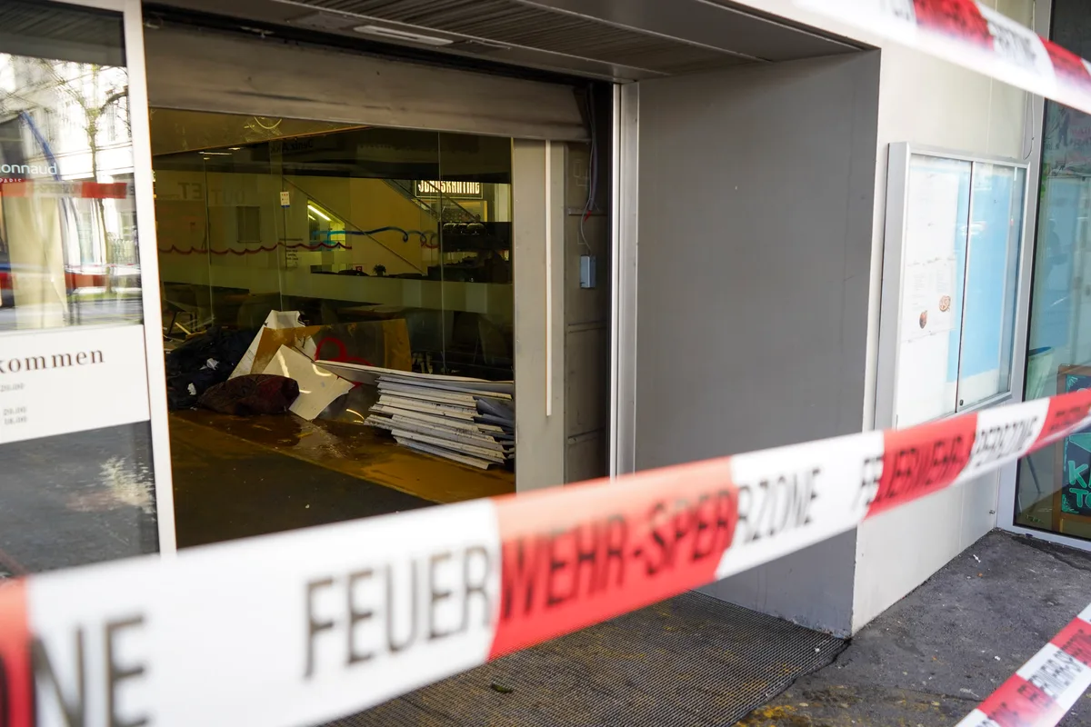 noneSperrzone und bauliche Überreste statt nette Kleider und Parfüm: Das «Uschter77» nach den Bränden. Am 9. März 2023 wurden im Einkaufszentrum «Uschter77» drei Brände gelegt.